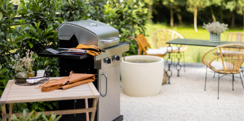 Tips to Keep Gnats Away from Outdoor Kitchens and Dining Areas in Farmington